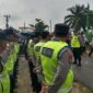 Kapolsek Buay Madang Timur Iptu Swisspo tengah memberikan arahan kepada personel gabungan Polres OKU Timur dan Polsek jajaran dalam apel kesiapan pengamanan Pengajian Akbar di Desa Sumber Harjo. 