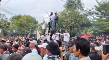 Ribuan Massa Minta Legalkan Penyulingan Minyak Tradisional.