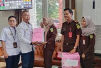 Kejari OKI resmi melimpahkan berkas perkara dugaan korupsi pembiayaan KUR Bank BSI senilai Rp9,5 miliar ke Pengadilan Tipikor Palembang.Senin (11/5/2026)