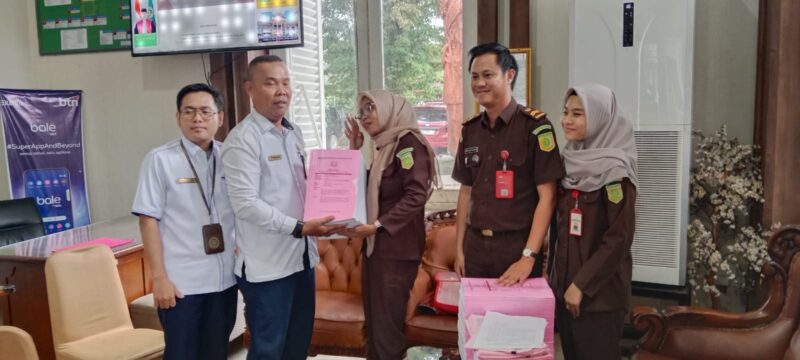 Kejari OKI resmi melimpahkan berkas perkara dugaan korupsi pembiayaan KUR Bank BSI senilai Rp9,5 miliar ke Pengadilan Tipikor Palembang.Senin (11/5/2026)