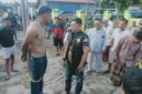 Terduga pelaku mencoba mencuri kotak amal masjid diikat oleh warga.