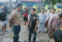 Terduga pelaku mencoba mencuri kotak amal masjid diikat oleh warga.