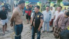 Terduga pelaku mencoba mencuri kotak amal masjid diikat oleh warga.