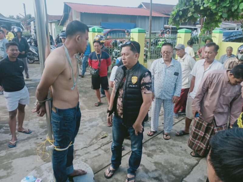 Terduga pelaku mencoba mencuri kotak amal masjid diikat oleh warga.