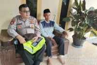 Personel Polsek Buay Madang Timur, Aiptu M Ali Amin, duduk bersama warga Desa Sumber Harjo untuk berdialog santai mengenai situasi Kamtibmas.