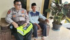 Personel Polsek Buay Madang Timur, Aiptu M Ali Amin, duduk bersama warga Desa Sumber Harjo untuk berdialog santai mengenai situasi Kamtibmas.
