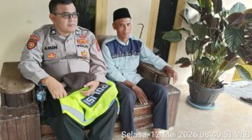 Personel Polsek Buay Madang Timur, Aiptu M Ali Amin, duduk bersama warga Desa Sumber Harjo untuk berdialog santai mengenai situasi Kamtibmas.