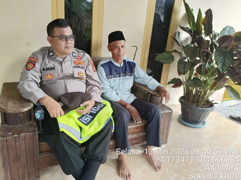 Personel Polsek Buay Madang Timur, Aiptu M Ali Amin, duduk bersama warga Desa Sumber Harjo untuk berdialog santai mengenai situasi Kamtibmas.
