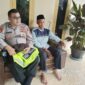 Personel Polsek Buay Madang Timur, Aiptu M Ali Amin, duduk bersama warga Desa Sumber Harjo untuk berdialog santai mengenai situasi Kamtibmas.
