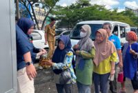 Warga yang sedang mengantre untuk membeli minyaKita di Pasar Lemabang, Selasa (12/5/2026). Foto: tia