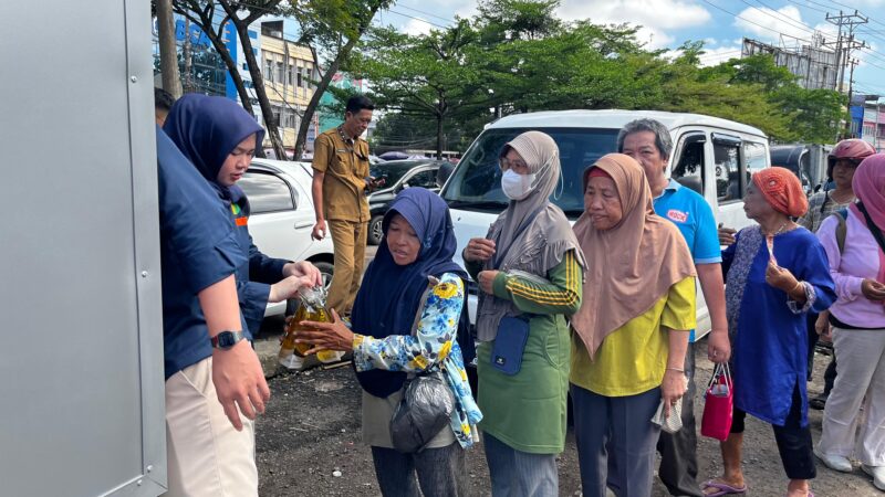 Warga yang sedang mengantre untuk membeli minyaKita di Pasar Lemabang, Selasa (12/5/2026). Foto: tia