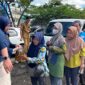 Warga yang sedang mengantre untuk membeli minyaKita di Pasar Lemabang, Selasa (12/5/2026). Foto: tia