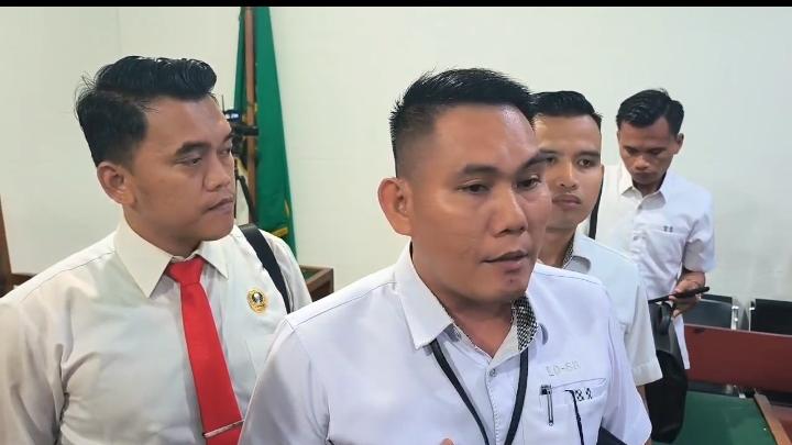 Saat ditemui usai persidangan di Pengadilan Negeri (PN) Tipikor Palembang, Selasa (12/5/2026), tim kuasa hukum Robi Vitergo Sapriadi Syamsudin SH MH