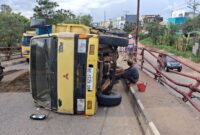 Foto : truk yg terbalik di jembatan musi 2 palembang