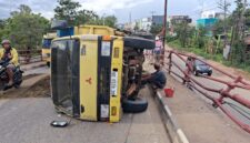 Foto : truk yg terbalik di jembatan musi 2 palembang