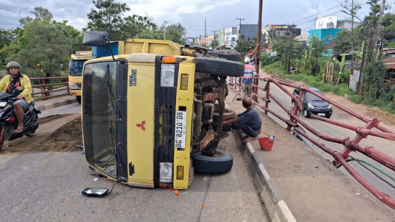 Foto : truk yg terbalik di jembatan musi 2 palembang