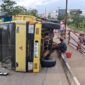 Foto : truk yg terbalik di jembatan musi 2 palembang