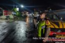 Anggota Polsek Buay Madang Timur melaksanakan Patroli Subuh dan Kegiatan Rutin Yang Ditingkatkan (KRYD) di Jalan Desa Tanjung Mas, Kabupaten OKU Timur. 