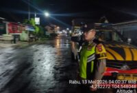 Anggota Polsek Buay Madang Timur melaksanakan Patroli Subuh dan Kegiatan Rutin Yang Ditingkatkan (KRYD) di Jalan Desa Tanjung Mas, Kabupaten OKU Timur. 