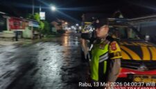 Anggota Polsek Buay Madang Timur melaksanakan Patroli Subuh dan Kegiatan Rutin Yang Ditingkatkan (KRYD) di Jalan Desa Tanjung Mas, Kabupaten OKU Timur. 