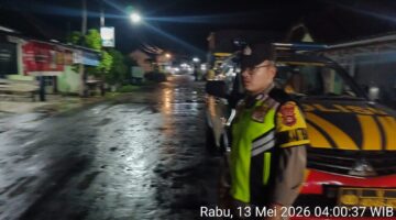 Anggota Polsek Buay Madang Timur melaksanakan Patroli Subuh dan Kegiatan Rutin Yang Ditingkatkan (KRYD) di Jalan Desa Tanjung Mas, Kabupaten OKU Timur. 