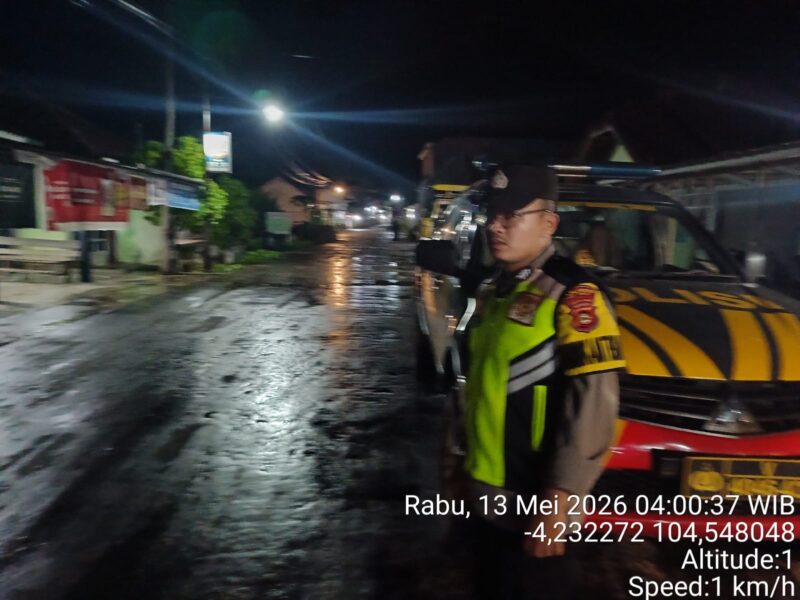 Anggota Polsek Buay Madang Timur melaksanakan Patroli Subuh dan Kegiatan Rutin Yang Ditingkatkan (KRYD) di Jalan Desa Tanjung Mas, Kabupaten OKU Timur. 