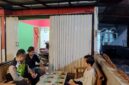 Personel Polsek Buay Madang Timur, Brigadir Rusendi Ardianto dan Brigadir Tedy Heryadi, berdialog dengan warga saat menggelar kegiatan sambang dan silaturahmi di Desa Bangun Harjo, Kabupaten OKU Timur. 