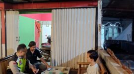 Personel Polsek Buay Madang Timur, Brigadir Rusendi Ardianto dan Brigadir Tedy Heryadi, berdialog dengan warga saat menggelar kegiatan sambang dan silaturahmi di Desa Bangun Harjo, Kabupaten OKU Timur. 