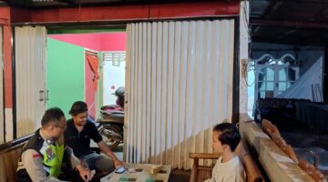 Personel Polsek Buay Madang Timur, Brigadir Rusendi Ardianto dan Brigadir Tedy Heryadi, berdialog dengan warga saat menggelar kegiatan sambang dan silaturahmi di Desa Bangun Harjo, Kabupaten OKU Timur. 