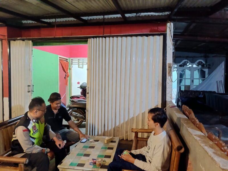 Personel Polsek Buay Madang Timur, Brigadir Rusendi Ardianto dan Brigadir Tedy Heryadi, berdialog dengan warga saat menggelar kegiatan sambang dan silaturahmi di Desa Bangun Harjo, Kabupaten OKU Timur. 