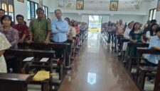 Suasana khidmat jemaat saat mengikuti perayaan ibadah Kenaikan Isa Almasih di Gereja Trinitas Bangun Sari, Desa Srikaton, OKU Timur. 