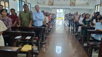Suasana khidmat jemaat saat mengikuti perayaan ibadah Kenaikan Isa Almasih di Gereja Trinitas Bangun Sari, Desa Srikaton, OKU Timur. 