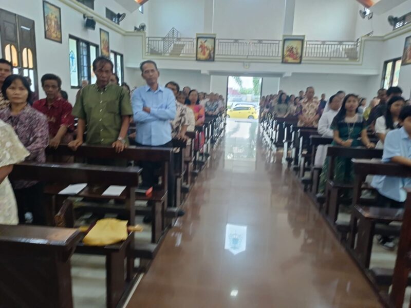 Suasana khidmat jemaat saat mengikuti perayaan ibadah Kenaikan Isa Almasih di Gereja Trinitas Bangun Sari, Desa Srikaton, OKU Timur. 