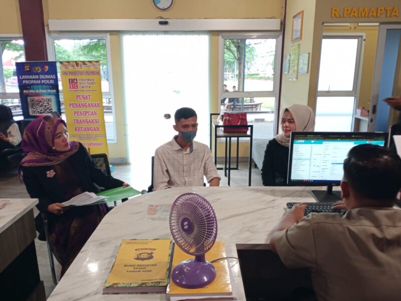 Foto:  korban didamoingi kuasa hukumnya dari LBH Bima Sakti