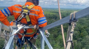 Tanpa Padam, Tim PDKB PLN UPT Palembang Laksanakan Penggantian Isolator Flashover SUTET 275 kV