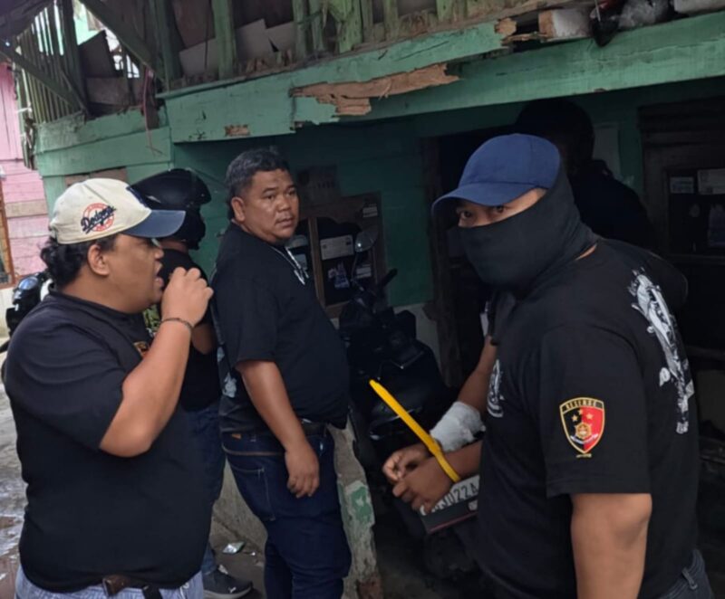 Foto : pelaku saat di grebek polisi
