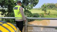Personel Polsek Buay Madang Timur memantau ketinggian debit air di Sungai Macak, Desa Sukoharjo, Kecamatan Buay Madang Timur, Kabupaten OKU Timur. 