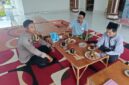 Personel Polsek Buay Madang Timur berdialog santai saat melaksanakan kegiatan sambang dan silaturahmi dengan warga di Desa Sumber Harjo, Kecamatan Buay Madang Timur, Kabupaten OKU Timur. 