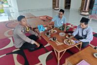 Personel Polsek Buay Madang Timur berdialog santai saat melaksanakan kegiatan sambang dan silaturahmi dengan warga di Desa Sumber Harjo, Kecamatan Buay Madang Timur, Kabupaten OKU Timur. 