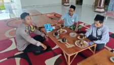 Personel Polsek Buay Madang Timur berdialog santai saat melaksanakan kegiatan sambang dan silaturahmi dengan warga di Desa Sumber Harjo, Kecamatan Buay Madang Timur, Kabupaten OKU Timur. 