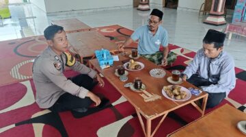 Personel Polsek Buay Madang Timur berdialog santai saat melaksanakan kegiatan sambang dan silaturahmi dengan warga di Desa Sumber Harjo, Kecamatan Buay Madang Timur, Kabupaten OKU Timur. 