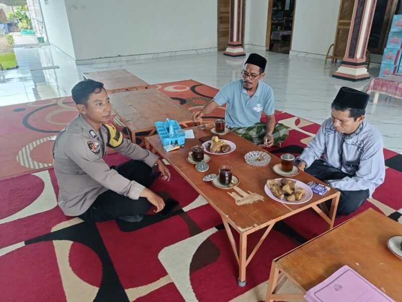 Personel Polsek Buay Madang Timur berdialog santai saat melaksanakan kegiatan sambang dan silaturahmi dengan warga di Desa Sumber Harjo, Kecamatan Buay Madang Timur, Kabupaten OKU Timur. 