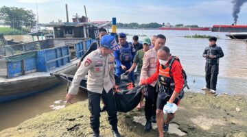 Tim Gabungan Polda Sumsel Lakukan Identifikasi Jasad Mr. X yang Ditemukan Mengapung di Sungai Musi
