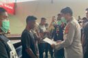 Caption: Sejumlah keluarga yang telah melakukan serah terima peti jenazah korban kecelakaan bus ALS di RS Bhayangkara Moh. Hasan Palembang pada, Jum’at (15/5/2026). Foto: Tia