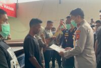 Caption: Sejumlah keluarga yang telah melakukan serah terima peti jenazah korban kecelakaan bus ALS di RS Bhayangkara Moh. Hasan Palembang pada, Jum’at (15/5/2026). Foto: Tia