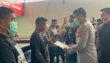Caption: Sejumlah keluarga yang telah melakukan serah terima peti jenazah korban kecelakaan bus ALS di RS Bhayangkara Moh. Hasan Palembang pada, Jum’at (15/5/2026). Foto: Tia