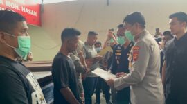 Caption: Sejumlah keluarga yang telah melakukan serah terima peti jenazah korban kecelakaan bus ALS di RS Bhayangkara Moh. Hasan Palembang pada, Jum’at (15/5/2026). Foto: Tia