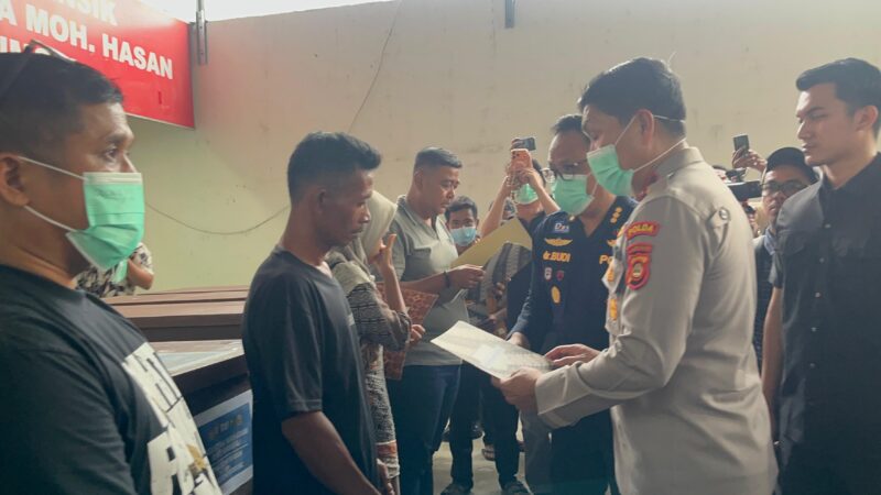 Caption: Sejumlah keluarga yang telah melakukan serah terima peti jenazah korban kecelakaan bus ALS di RS Bhayangkara Moh. Hasan Palembang pada, Jum’at (15/5/2026). Foto: Tia