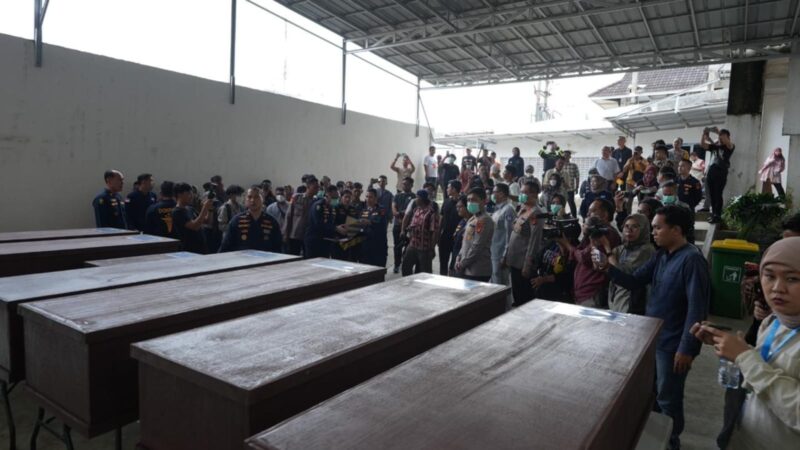 Jenazah korban saat akan diserahkan ke pihak keluarga.