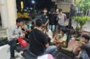 Sejumlah remaja pelaku balap liar terduduk lemas saat didata oleh petugas kepolisian di halaman Mapolsek Buay Madang Timur, OKU Timur, Sumatera Selatan.